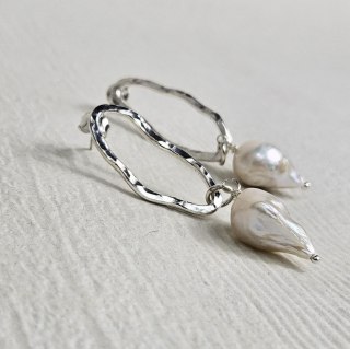 Fale sztyfty organiczne nieregularne srebrne z dużą słodkowodną perłą