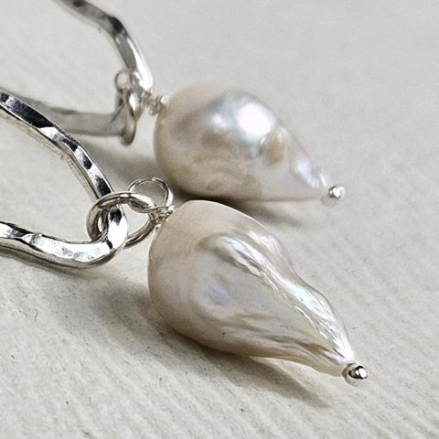 Fale sztyfty organiczne nieregularne srebrne z dużą słodkowodną perłą
