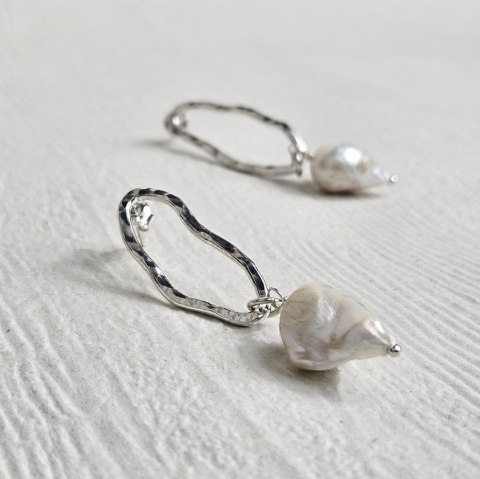 Fale sztyfty organiczne nieregularne srebrne z dużą słodkowodną perłą