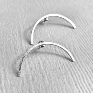 Kolczyki Półkola nowoczesne designerskie srebrne matowe