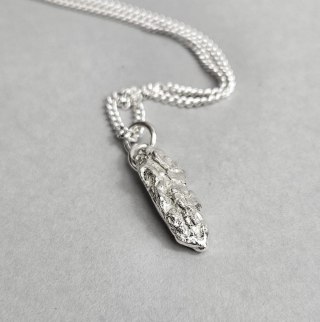 Naszyjnik srebrny z nieregularną nowoczesną bryłką