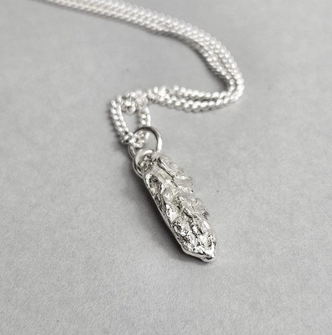 Naszyjnik srebrny z nieregularną nowoczesną bryłką