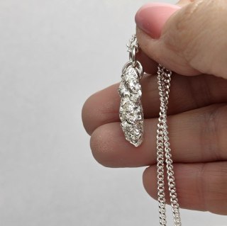 Naszyjnik srebrny z nieregularną nowoczesną bryłką