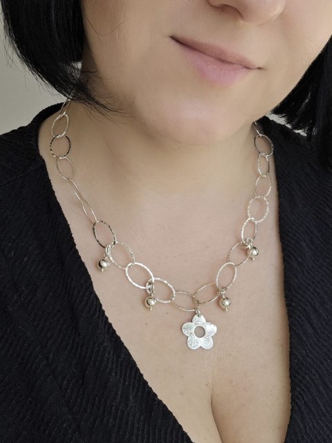 Naszyjnik srebrny z niezapominajką z kolekcji OGRODY