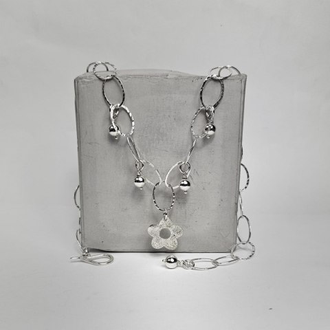 Naszyjnik srebrny z niezapominajką z kolekcji OGRODY