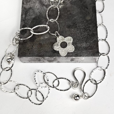 Naszyjnik srebrny z niezapominajką z kolekcji OGRODY