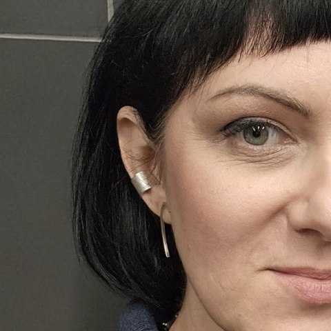 Nausznica MAXI srebrna szeroka pozłacana z kolekcji KORA