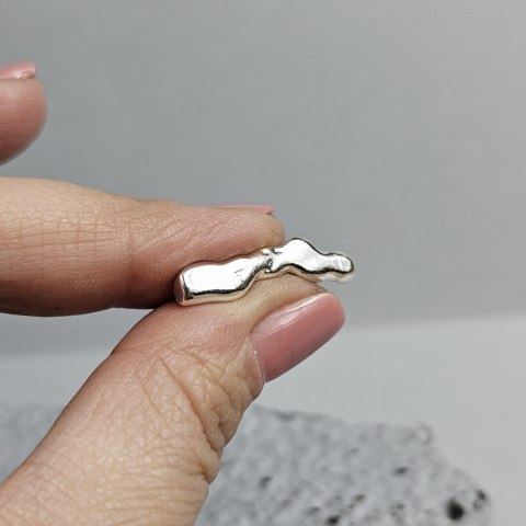 Nausznica długa srebrna kolczyk wsuwka SMUGI