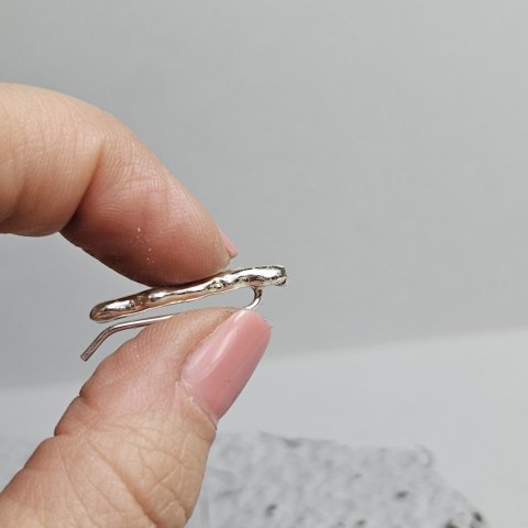 Nausznica długa srebrna kolczyk wsuwka SMUGI