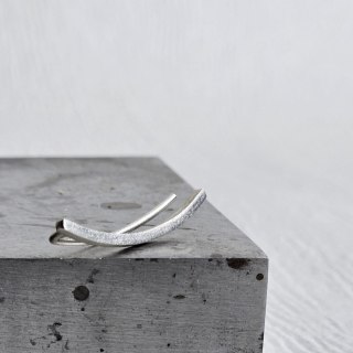 Nausznica długa srebrna matowa kolczyk wsuwka