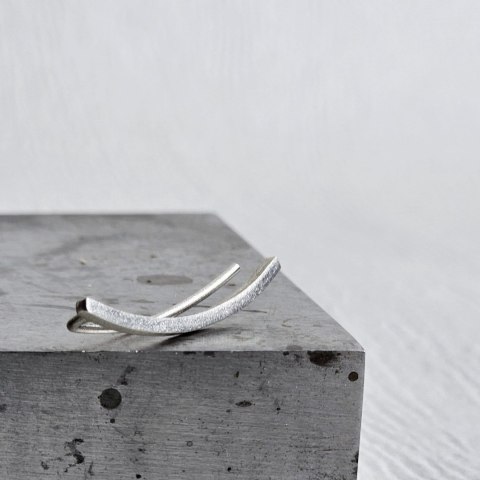 Nausznica długa srebrna matowa kolczyk wsuwka