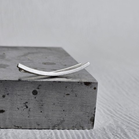 Nausznica długa srebrna matowa kolczyk wsuwka