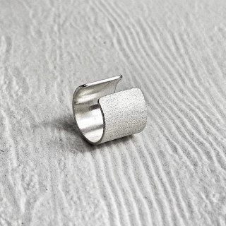 Nausznica srebrna szeroka satynowana z kolekcji CLASSIC