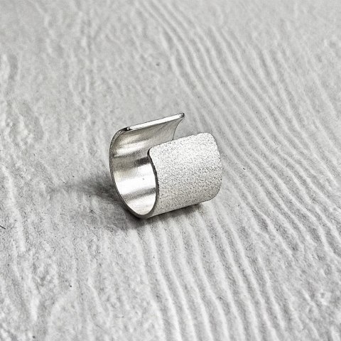 Nausznica srebrna szeroka satynowana z kolekcji CLASSIC