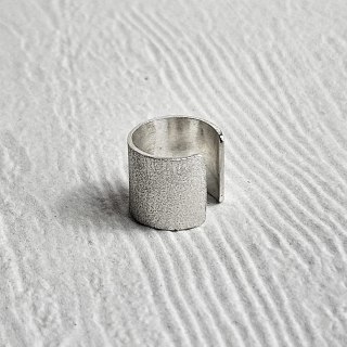 Nausznica srebrna szeroka satynowana z kolekcji CLASSIC