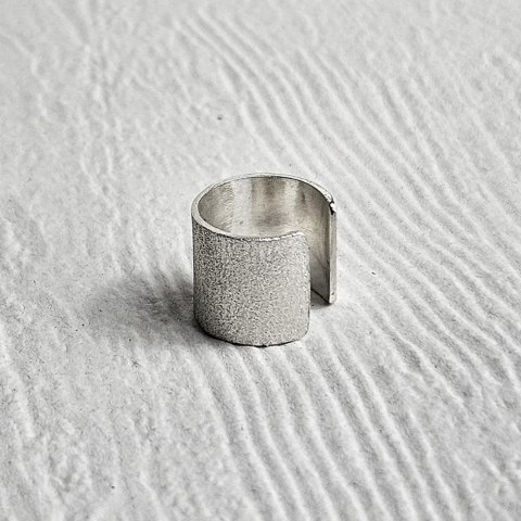 Nausznica srebrna szeroka satynowana z kolekcji CLASSIC