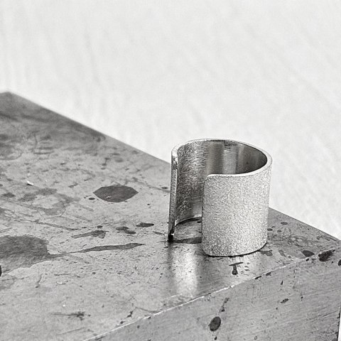 Nausznica srebrna szeroka satynowana z kolekcji CLASSIC