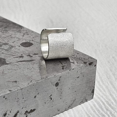 Nausznica srebrna szeroka satynowana z kolekcji CLASSIC