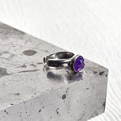 Nausznica z kamieniem : agat fioletowy