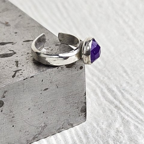 Nausznica z kamieniem : agat fioletowy