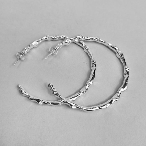 Nieregularne duże srebrne kolczyki koła w stylu rockowym