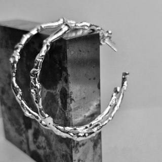 Nieregularne duże srebrne kolczyki koła w stylu rockowym