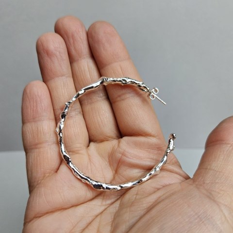 Nieregularne duże srebrne kolczyki koła w stylu rockowym