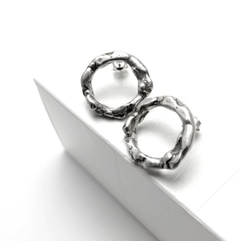 Nieregularne srebrne kolczyki małe koła sztyfty