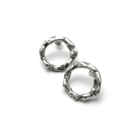 Nieregularne srebrne kolczyki małe koła sztyfty