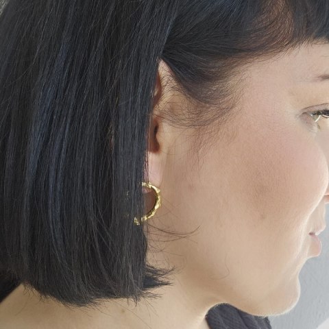 Nieregularne srebrne pozłacane kolczyki małe koła sztyfty Volcano