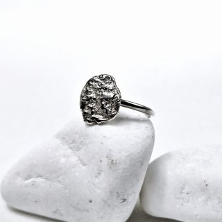Nieregularny, gnieciony srebrny Pierścionek Bryłka