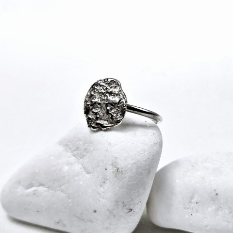Nieregularny, gnieciony srebrny Pierścionek Bryłka