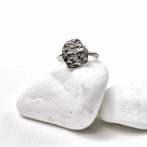 Nieregularny, gnieciony srebrny Pierścionek Bryłka