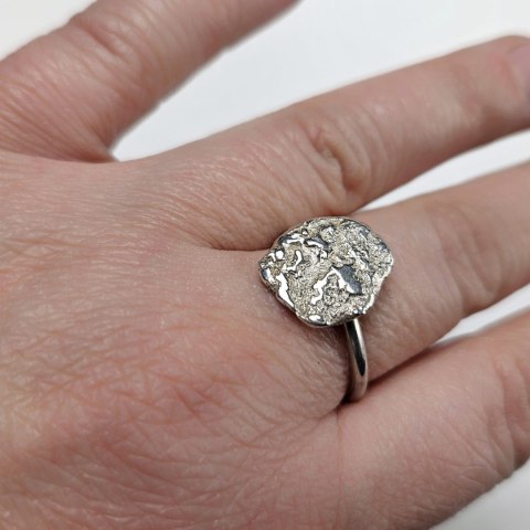 Nieregularny, gnieciony srebrny Pierścionek Bryłka