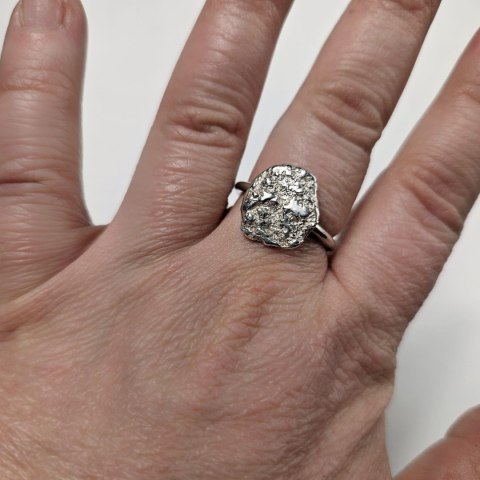 Nieregularny, gnieciony srebrny Pierścionek Bryłka