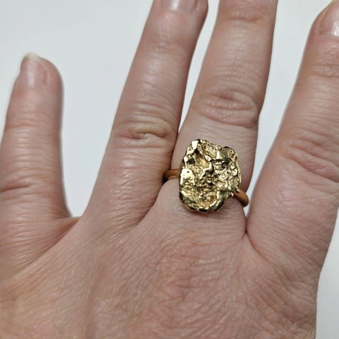 Nieregularny, gnieciony srebrny pozłacany Pierścionek Bryłka