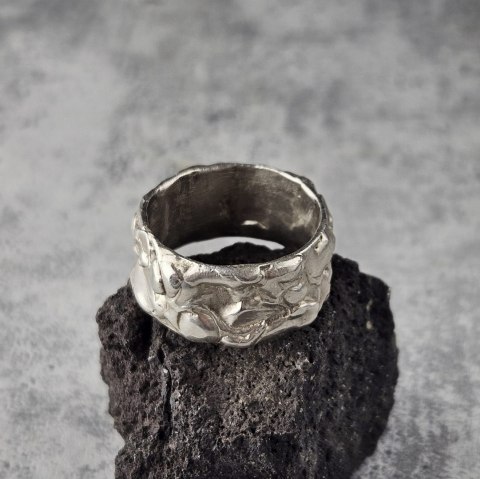 Pierścionek obrączka szeroka nieregularna ze srebra