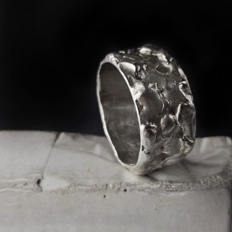 Pierścionek obrączka szeroka nieregularna ze srebra