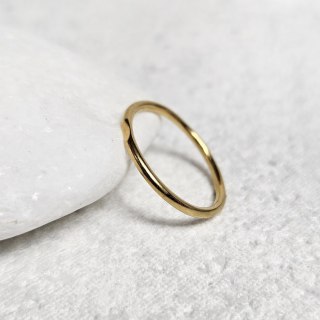 Pierścionek pozłacany gładki z wcięciem delikatna obrączka