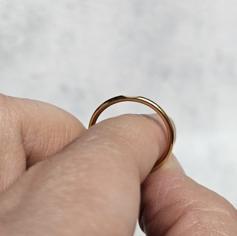 Pierścionek pozłacany gładki z wcięciem delikatna obrączka