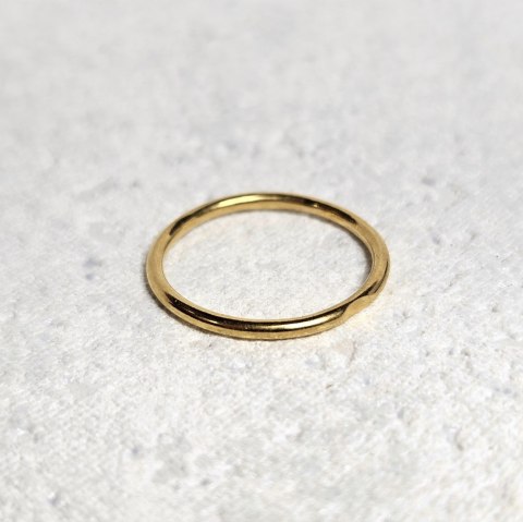 Pierścionek pozłacany gładki z wcięciem delikatna obrączka