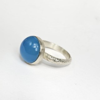Pierścionek srebrny duży z agatem niebieskim z kolekcji KORA