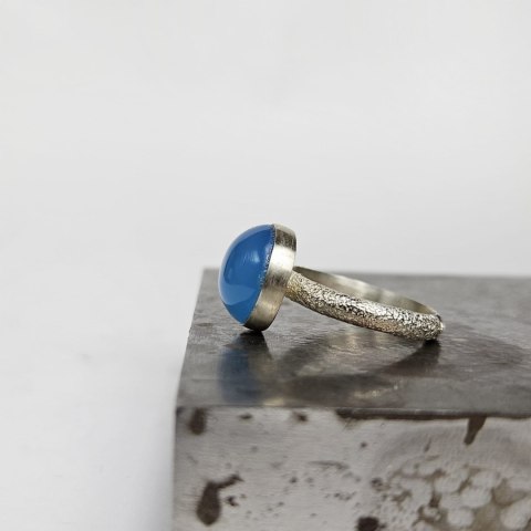 Pierścionek srebrny duży z agatem niebieskim z kolekcji KORA