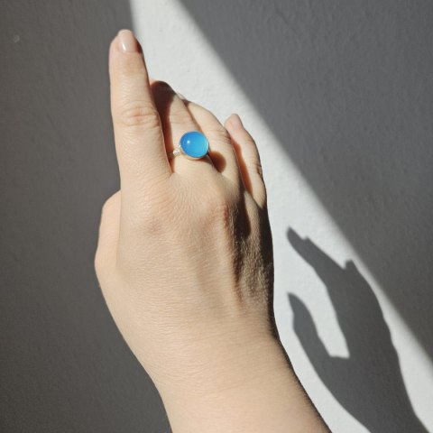 Pierścionek srebrny duży z agatem niebieskim z kolekcji KORA