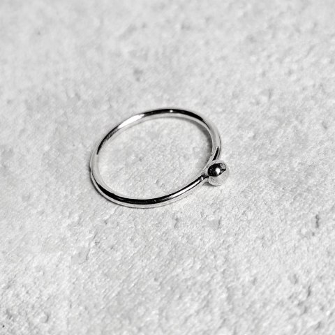 Pierścionek srebrny gładki z kulką