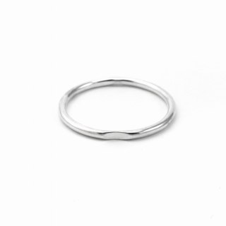 Pierścionek srebrny gładki z wcięciem delikatna obrączka