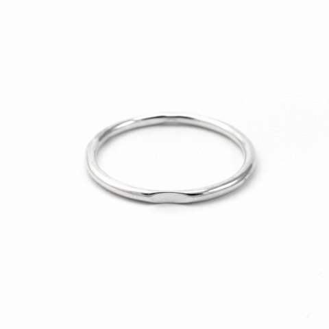 Pierścionek srebrny gładki z wcięciem delikatna obrączka