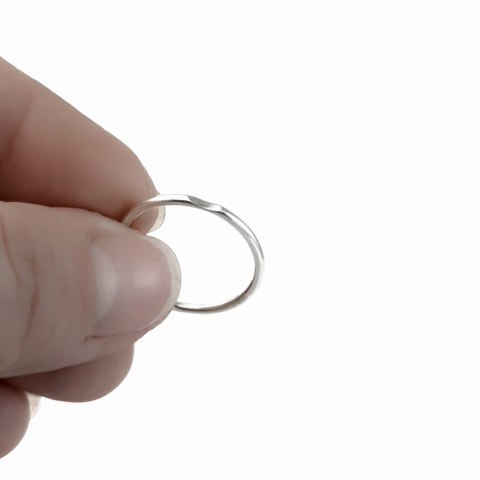 Pierścionek srebrny gładki z wcięciem delikatna obrączka