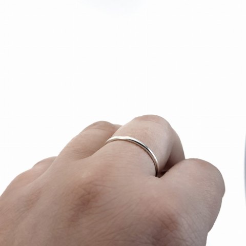 Pierścionek srebrny gładki z wcięciem delikatna obrączka