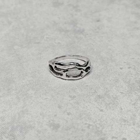 Pierścionek srebrny nieregularny ażurowy organiczny z kolekcji SMUGI
